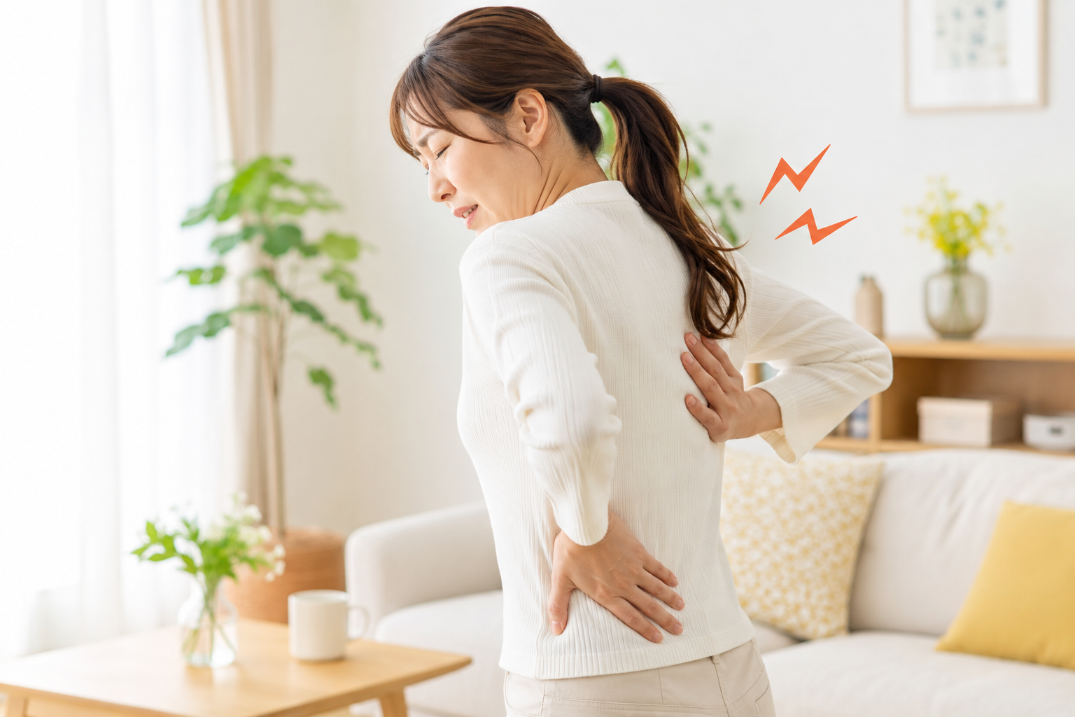 更年期の女性が背中の痛みを感じている姿